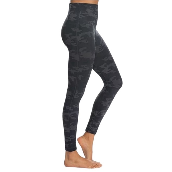 SPANX Look At Me Now Leggings in Black Camo - Picture 1 of 7